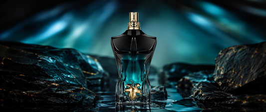 Flakon perfum Jean Paul Gaultier Le Beau Le Parfum na luksusowym tle.