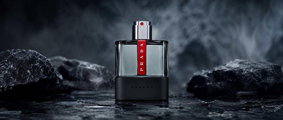 Flakon perfum Prada Luna Rossa Carbon na luksusowym tle.