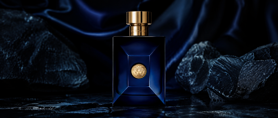 Flakon perfum Versace Dylan Blue na luksusowym tle.