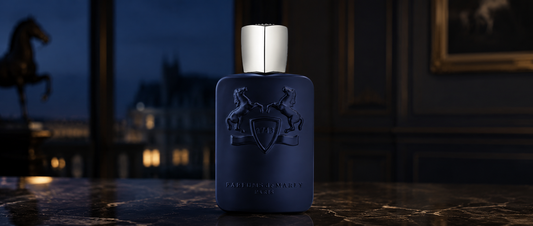 Flakon perfum Parfums de marly Layton na luksusowym tle.