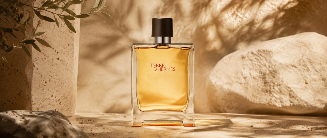 Flakon perfum Terre d’Hermes Parfum na luksusowym tle.