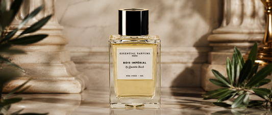 Flakon perfum Essential Parfums Bois Imperial na luksusowym tle.