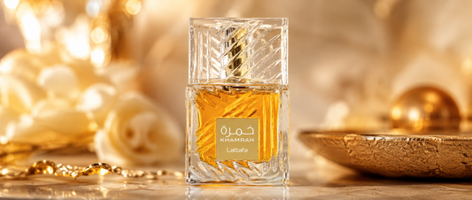 Flakon perfum Lattafa Khamrah na luksusowym tle.