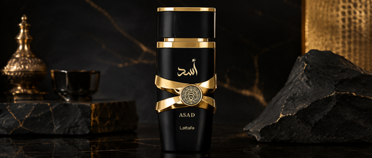 Flakon perfum Lattafa Asad na luksusowym tle.