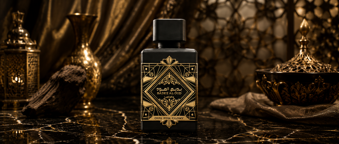 Flakon perfum Lattafa Bade’e Al Oud Oud for Glory na luksusowym tle.
