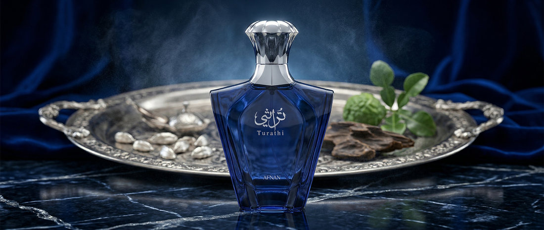Flakon perfum Afnan Turathi Blue na luksusowym tle.