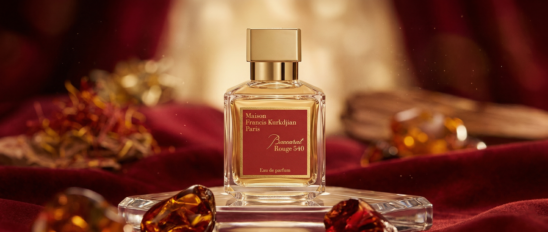 Flakon perfum Maison Francis Kurkdijan Baccarat Rouge 540 EDP na luksusowym tle.