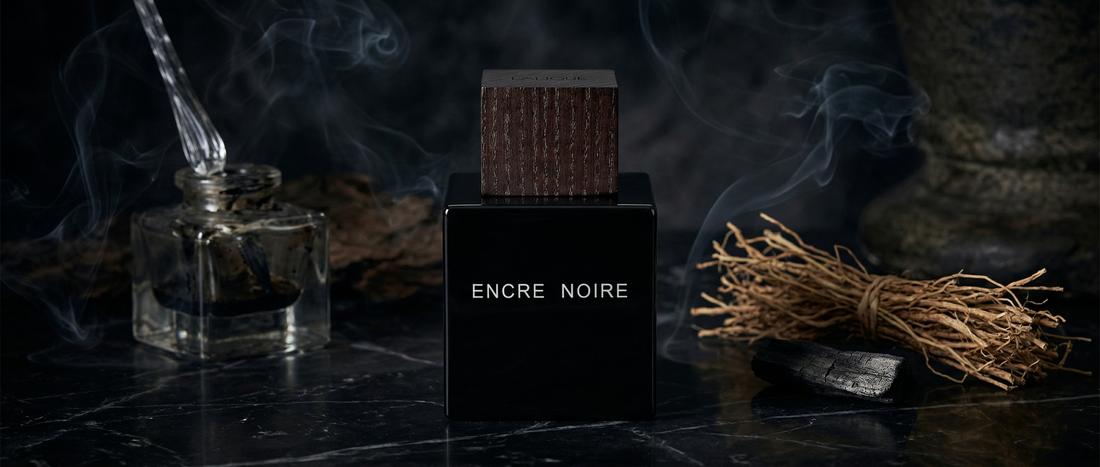Flakon perfum Lalique Encre Noire na luksusowym tle.