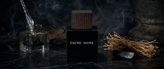 Flakon perfum Lalique Encre Noire na luksusowym tle.