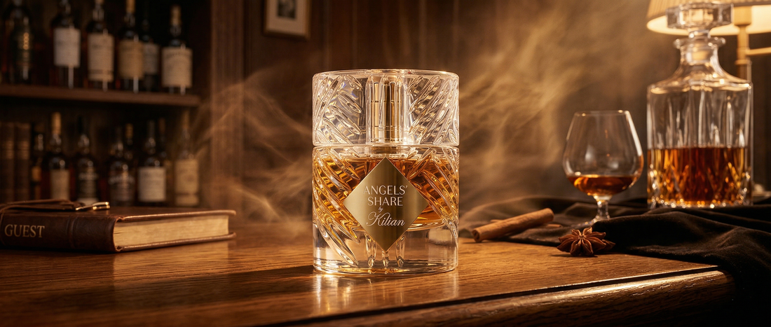 Flakon perfum Kilian Angels' Share na drewnianym tle.