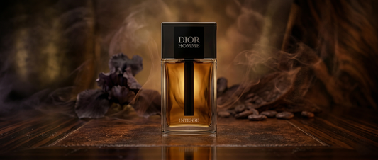 Flakon perfum Dior Homme Intense na drewnianym tle.