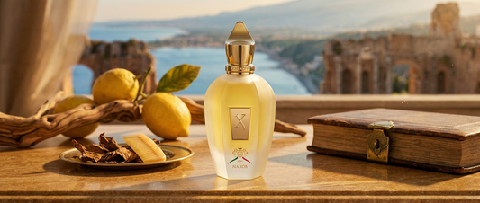 Flakon perfum Xerjoff Naxos na wakacyjnym tle.