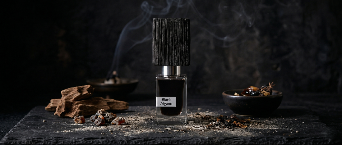 Flakon perfum Nasomatto Black Afgano na luksusowym tle.